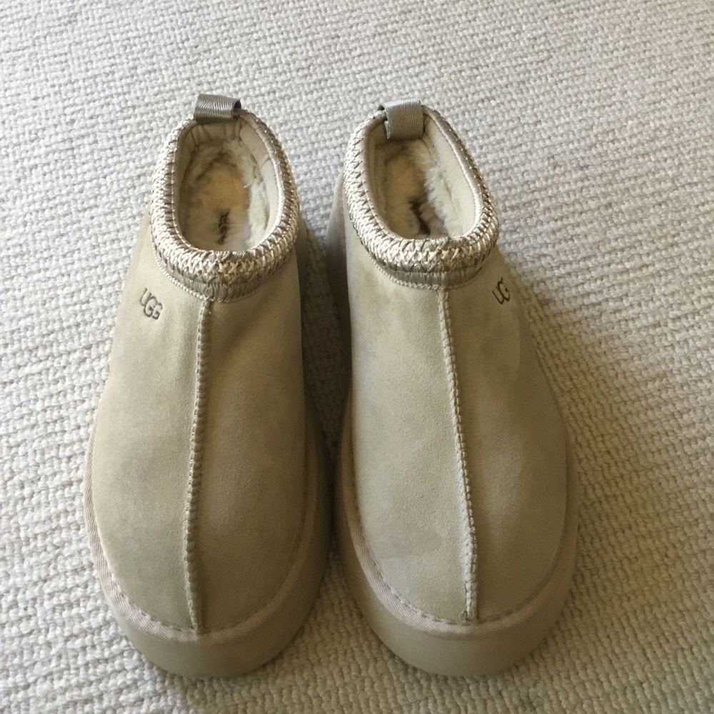 UGG Plattform Cozy Suede Shearling Slip-Ons in Sand